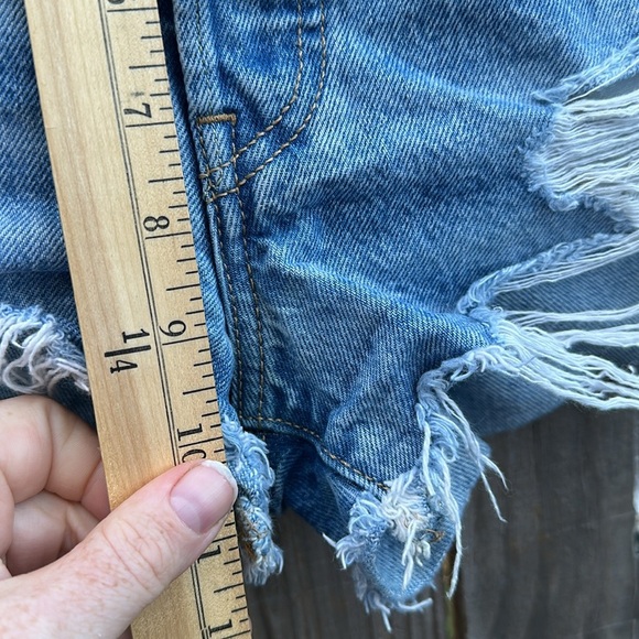 Levi 501 distressed button up cutoff Size 26 denim cutoff shorts - Picture 4 of 6